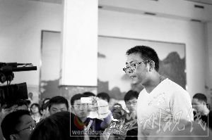 确认妻子死讯后，杨峰情绪激动，站在凳子上向媒体讲述寻亲遭遇。