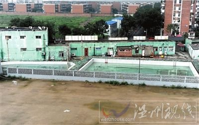 该游泳池内有两个池子，左边给儿童玩耍，右边为出事游泳池。