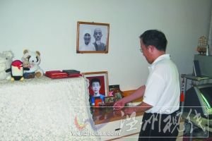 8月3日，药庆卫在儿子药家鑫的屋里，桌上放着药家鑫的照片以及他最喜欢的滨崎步唱片。本报记者