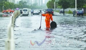 捞 西二旗北路，工作人员在疏通下水道。本报记者 浦峰 摄