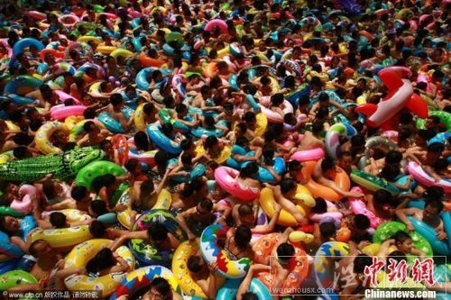 2011年8月14日，数万游客在位于四川省遂宁市大英县的中国死海室内漂浮池内冲浪，乐享酷暑水中的清凉。入夏以来，中国死海迎来了近百万游客前来亲水消暑度夏。钟敏 摄 CFP视觉中国