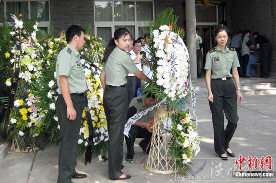 图为薛明老人家门前送花圈的人们络绎不绝?；蠢柘忌阌氨ǖ? title=