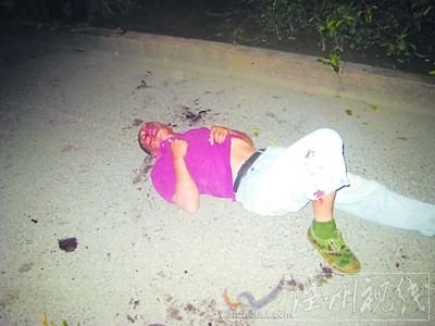六旬老人被打倒在现场。