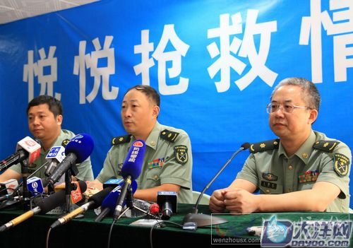 广州军区广州总医院负责抢救小悦悦的医生向媒体通告小悦悦离世的消息。