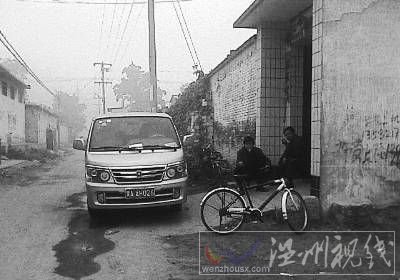 2010年10月10日，镇干部24小时在“老上访户”家门口附近蹲守。韩红涛供图