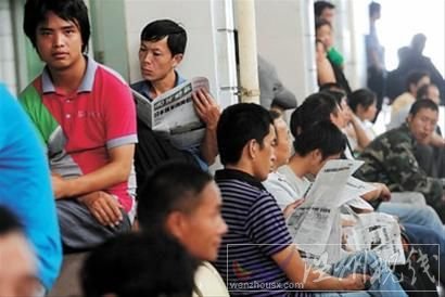 在温州的求职中介所内，不少人淡定地等待雇主上门招。