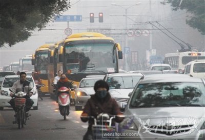 　　2011年11月17日7时20分，山东济南，山东师范大学附属小学的校车与小客车混行。陈宁 摄