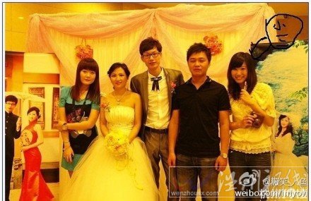 肖艳琴结婚合影：左二为肖艳琴，左三为丈夫姜宏，右一为小三