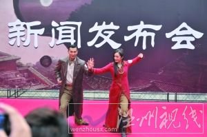 昨日，赵文卓与杨幂比划亮相。