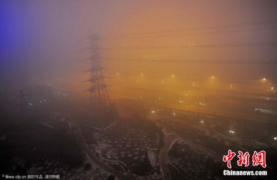 刚告别初雪，京城陷入“雾区”。2011年12月4日晚，北京阜石路石景山区杨庄段，被大雾笼罩。李文明 摄 CFP视觉中国