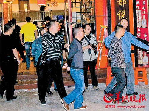 欺行霸市团伙满月宴上落网