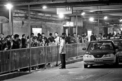 北京西站出租车等候处，乘客排起了长队。 本报记者 孙纯霞 摄