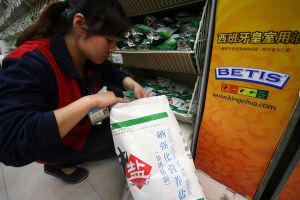 超市工作人员上货，补充盐丁凯摄