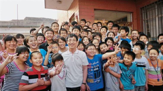 2010年6月，邢利斌与联盛中学的学生们。