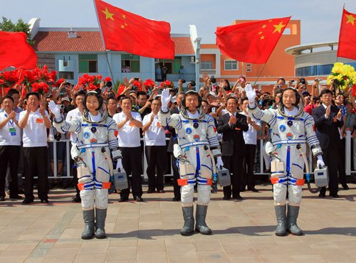 6月16日，神舟九号航天员出征仪式在酒泉卫星发射中心航天员公寓问天阁举行。新华社记者 李刚 摄