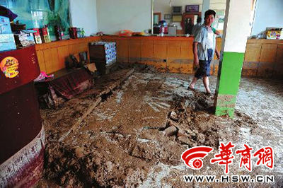 佳县王家砭镇上的一家饭店的下水管道被冲毁，大量泥沙涌进饭店本版图片由本报记者赵彬 摄