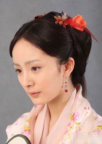 可能是有了更专业造型团队的打造，让本就样貌不错杨幂显得更加出众，可也有越来越多的网友指出，杨幂的双眼皮、眼角、鼻子、脸型都跟以前不太一样了。