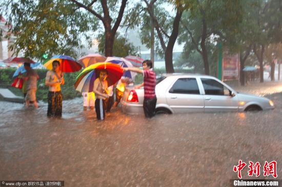 2012年7月21日，北京突降暴雨，路面成河，多车被淹，交通瘫痪。南宁 摄 