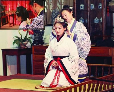 苏州大学女生秦亚文穿汉服上课，汉服女孩秦亚文痴迷汉服的华美