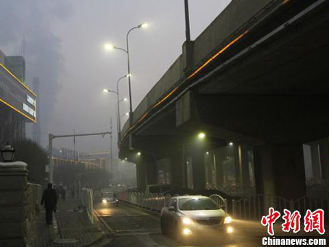 乌鲁木齐出现大雾天气 航班积压延迟起飞