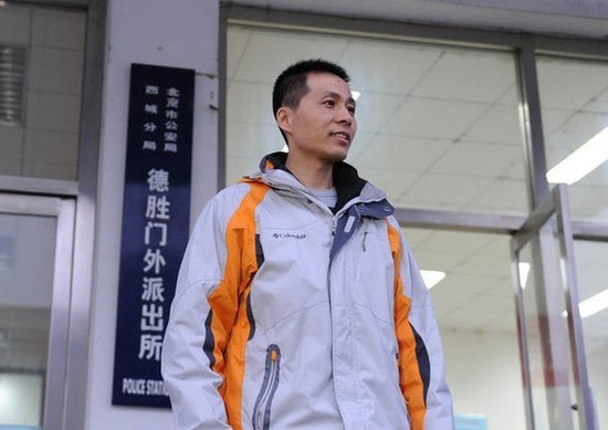 朱瑞峰日前表示，他手中还有至少5段重庆官员淫乱视频，“当时官职都比雷政富大”，如果相关部门刻意掩盖，他会把5个高官的淫乱视频逐个曝光。图为2013年1月28日，北京，警方调解完毕，朱瑞峰走出调解室。摄影：京华时报/徐晓帆