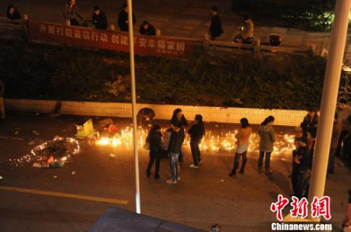 3月24日晚，长沙众多市民来到“落井女孩”的事发地，点蜡烛为“落井女孩”祈祷平安。