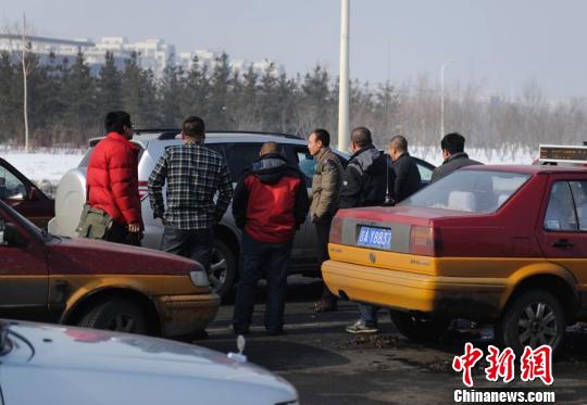 长春丢孩子，一发现有类似车辆，就会有人围上去查问。