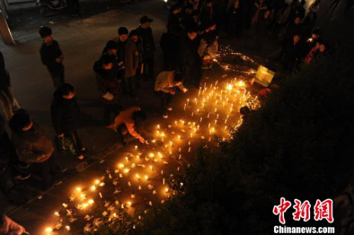 3月24日晚，长沙众多市民来到“落井女孩”的事发地，点蜡烛为“落井女孩”祈祷平安。