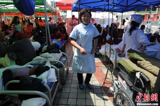 四川雅安芦山发生7.0级地震，雅安荥经县部分伤员和医院大楼的患者被转移到了临时的救治点接受治疗