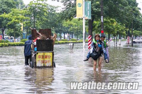 广西钦州28迎来暴雨 道路积水30多厘米影响出行