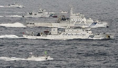 钓鱼岛海监船驱逐日本渔船，中国海监船在钓鱼岛维权执法