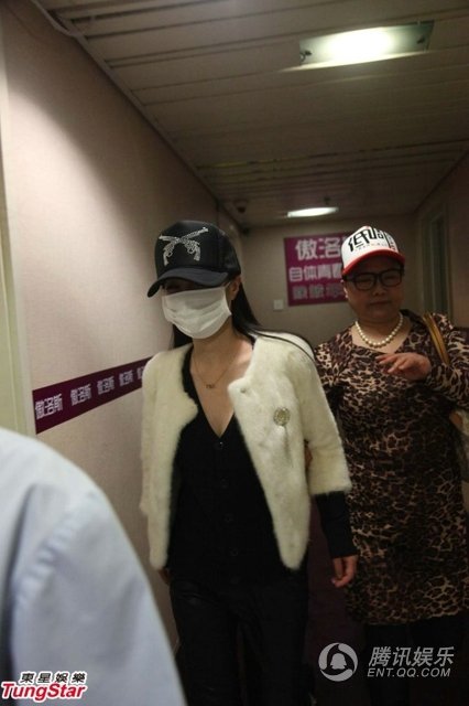 干露露毁容，干露露疑被捉奸被打遭毁容