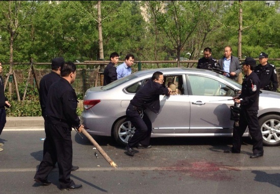 男子在北京广渠门持刀杀人，歹徒与警方搏斗半小时受伤抢救无效