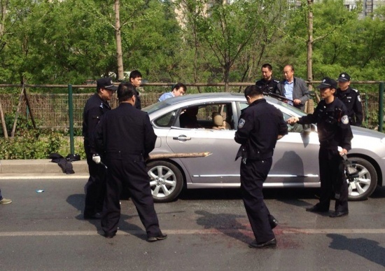 男子在北京广渠门持刀杀人，歹徒与警方搏斗半小时受伤抢救无效