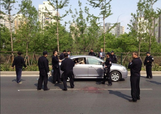 男子在北京广渠门持刀杀人，歹徒与警方搏斗半小时受伤抢救无效