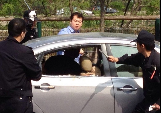 男子在北京广渠门持刀杀人，歹徒与警方搏斗半小时受伤抢救无效