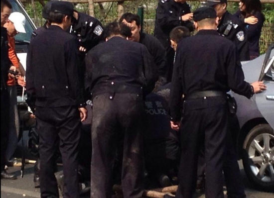 男子在北京广渠门持刀杀人，歹徒与警方搏斗半小时受伤抢救无效