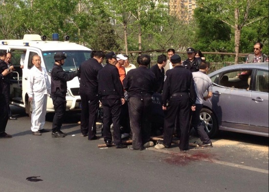 男子在北京广渠门持刀杀人，歹徒与警方搏斗半小时受伤抢救无效