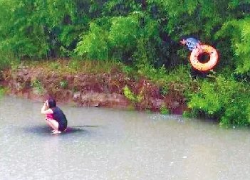 永嘉暴雨小车冲进河流，女孩蹲车顶求救