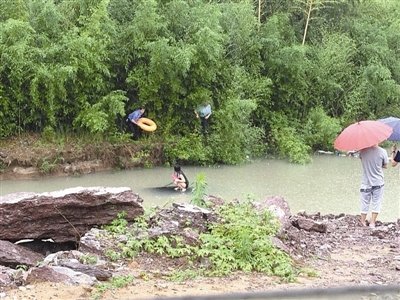 永嘉暴雨小车冲进河流，女孩蹲车顶求救