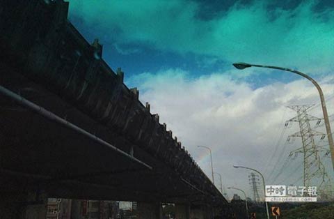 台湾超强台风苏力，台风来之前台北的天空出现彩虹