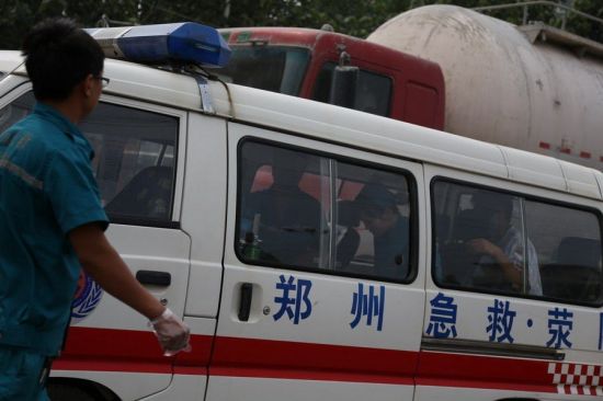 荥阳车祸，女子被撞央求司机别碾死她。
