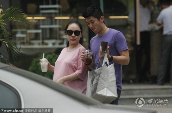 霍思燕挺大肚逛街，霍思燕男友杜江跟随保护。