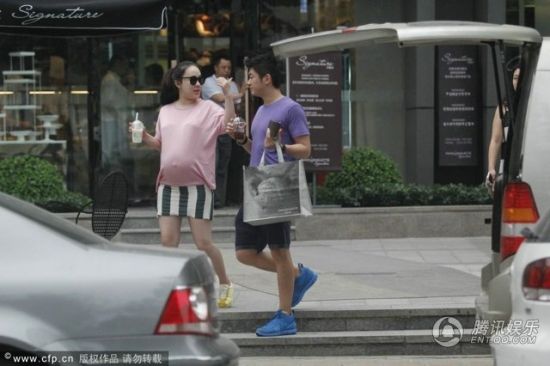 霍思燕挺大肚逛街，霍思燕男友杜江跟随?；?。