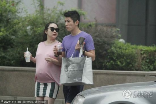霍思燕挺大肚逛街，霍思燕男友杜江跟随?；?。