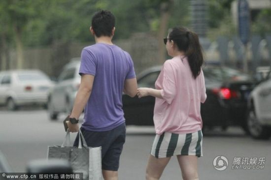 霍思燕挺大肚逛街，霍思燕男友杜江跟随?；?。