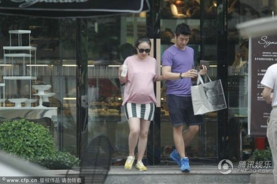 霍思燕挺大肚逛街，霍思燕男友杜江跟随保护。