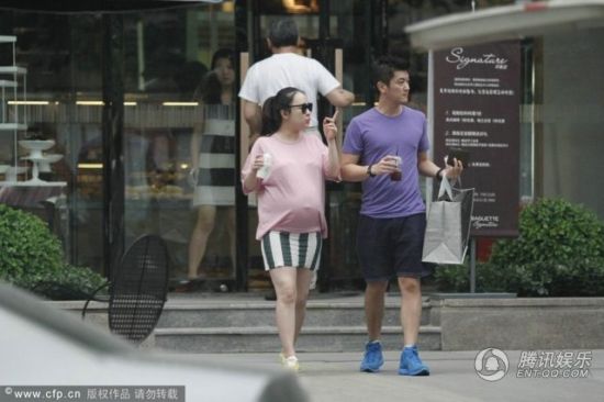 霍思燕挺大肚逛街，霍思燕男友杜江跟随保护。
