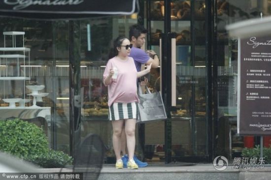 霍思燕挺大肚逛街，霍思燕男友杜江跟随?；ぁ? width=