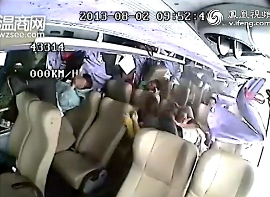 大客车侧翻，乘客受伤